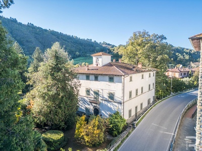 Proprietà da ristrutturare con giardino curato