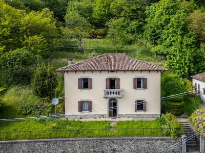 Villa in need of renovation with views of the Garfagnana mountains