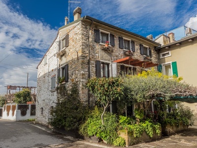 Terraced corner house in a unique location