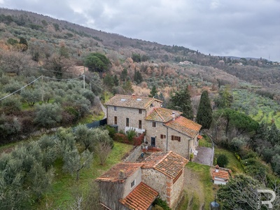 Casale con pareti in pietra e molto potenziale