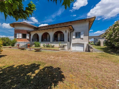 Spacious villa with views of the countryside