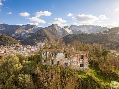 Ruine in panoramischer Alleinlage