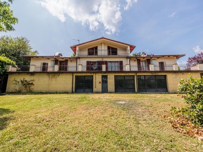 Charming villa with large garden in a quiet location