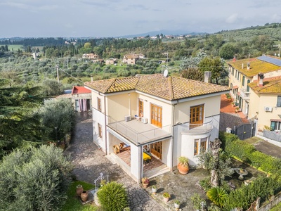 Villa elegante con giardino curato