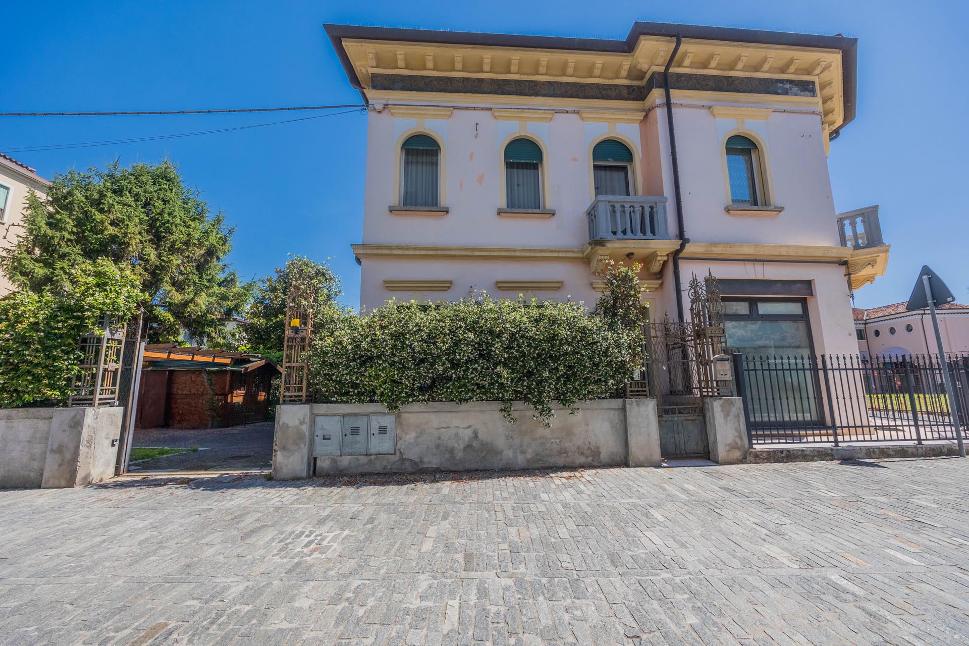 Villa in Venice - Image 2