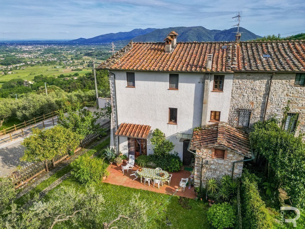 Villa in Lucca - view 1