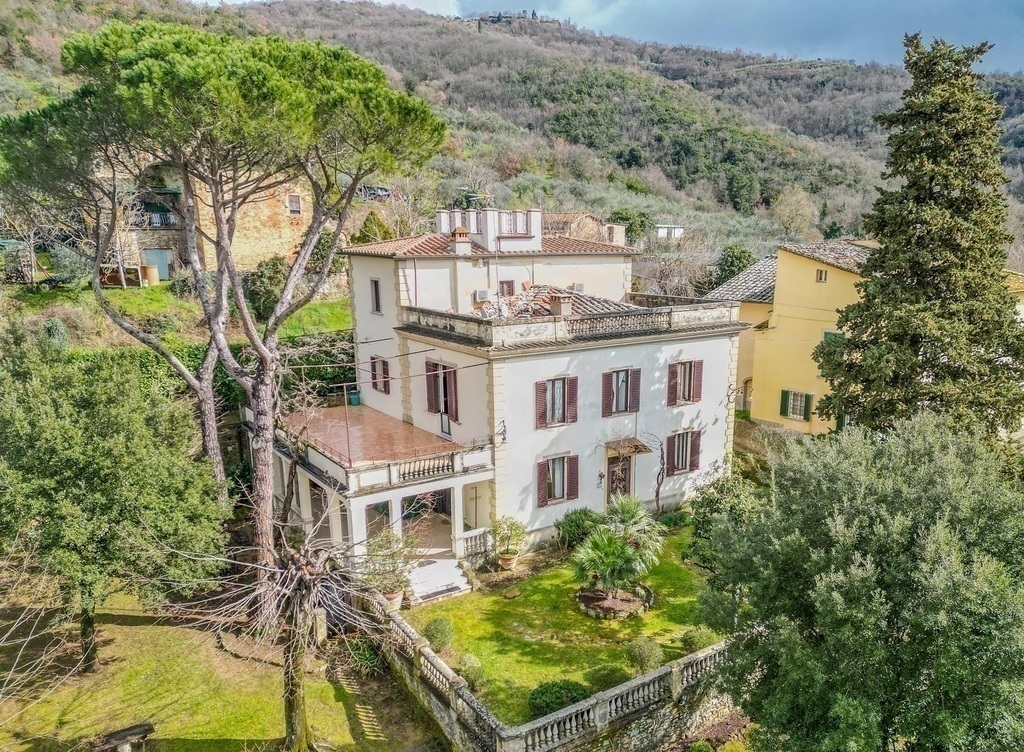 Villa in Arezzo - view 1