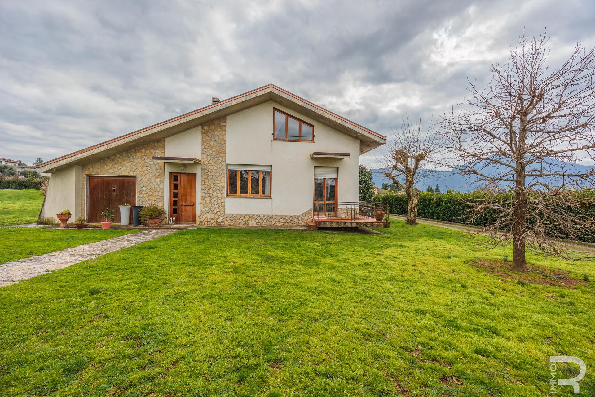 Villa in Barga - view 1